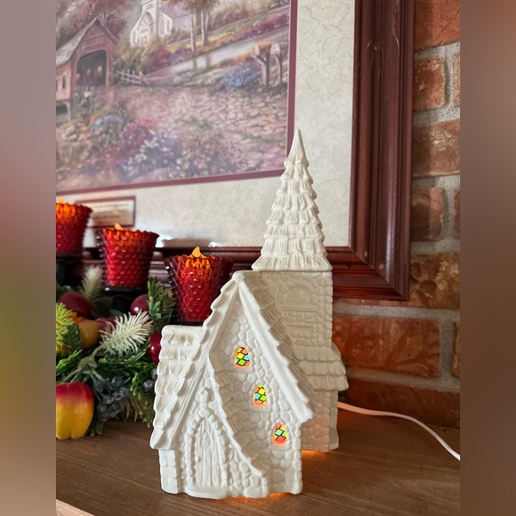 Vintage 1981 Lighted Ceramic Church Accent Decor - Picture 1 of 12